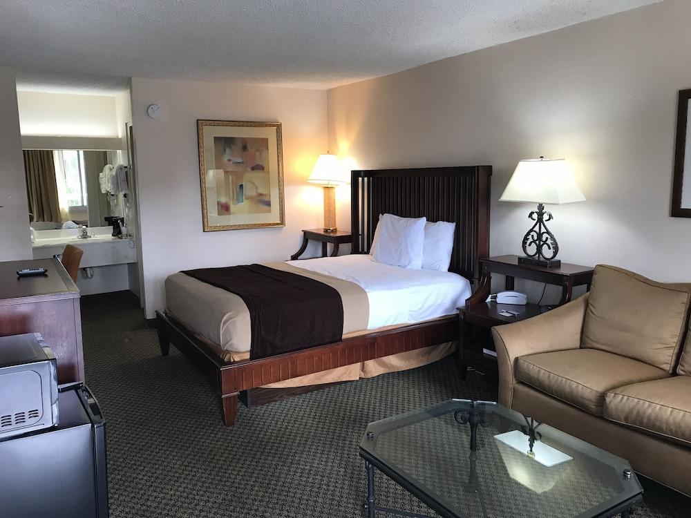 Quality Inn Tampa Lake Magdalene Eksteriør billede