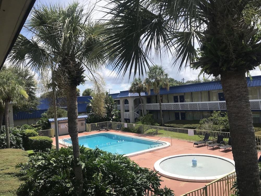 Quality Inn Tampa Lake Magdalene Eksteriør billede