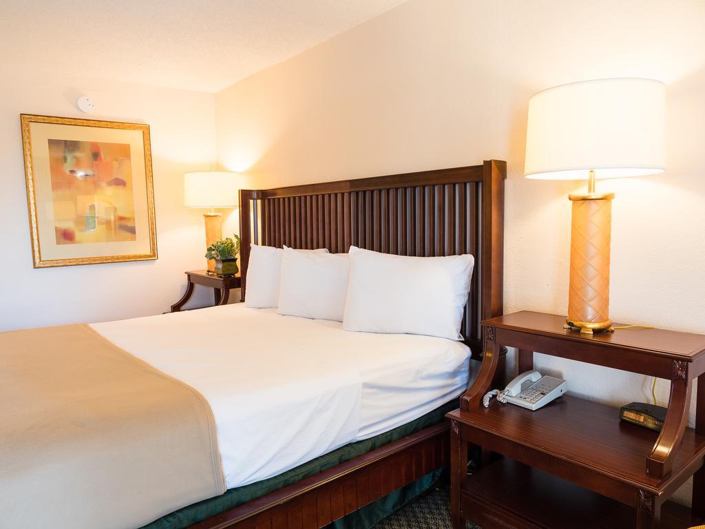 Quality Inn Tampa Lake Magdalene Eksteriør billede