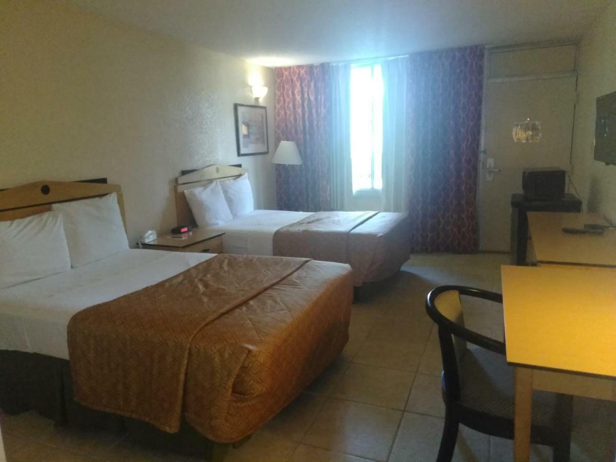Quality Inn Tampa Lake Magdalene Eksteriør billede